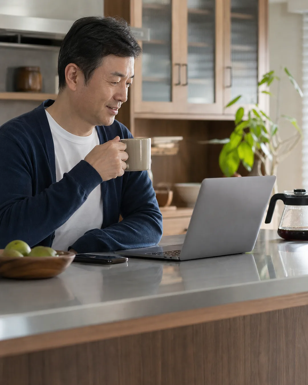 土曜の朝、コーヒー片手にノートPCで一括判定結果を眺める投資家